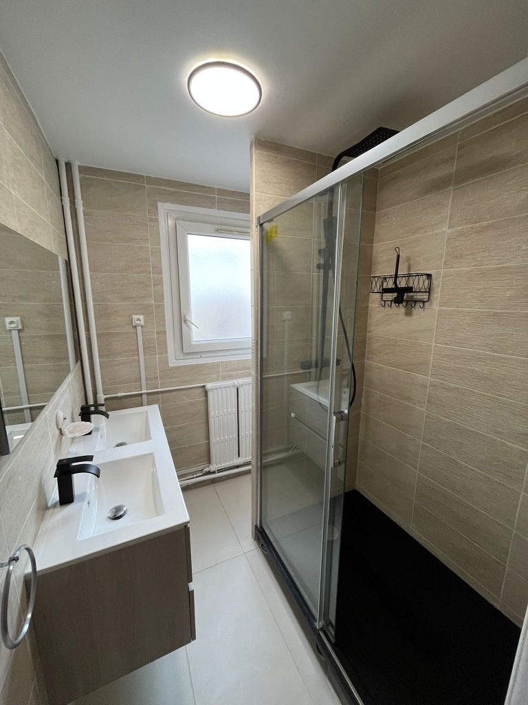 Colombes Cavell - salle de bain vue face