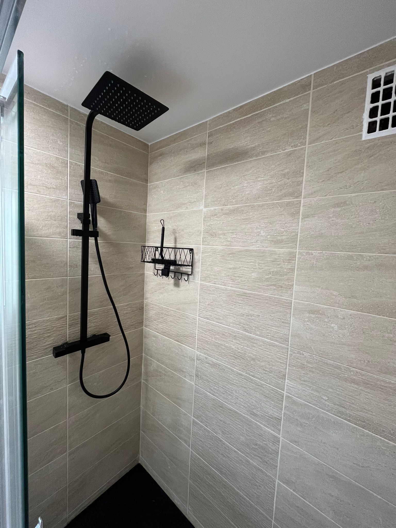 Colombes Cavell - douche colonne noire